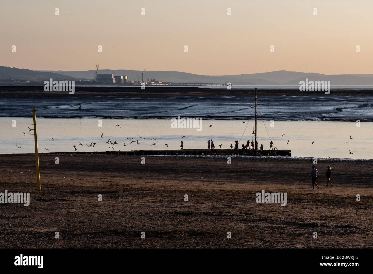 Burnham-on-Sea, England, UK - 31 maggio 2020: La gente pesca, cammina, scherza e gioca sulla spiaggia e fango appartamenti alla foce del fiume Parrett a Burnham-on Foto Stock