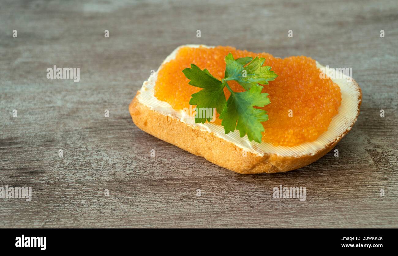Delizioso e sano caviale rosso. Potente antiossidante grazie al suo elevato contenuto di vitamine. . Foto Stock