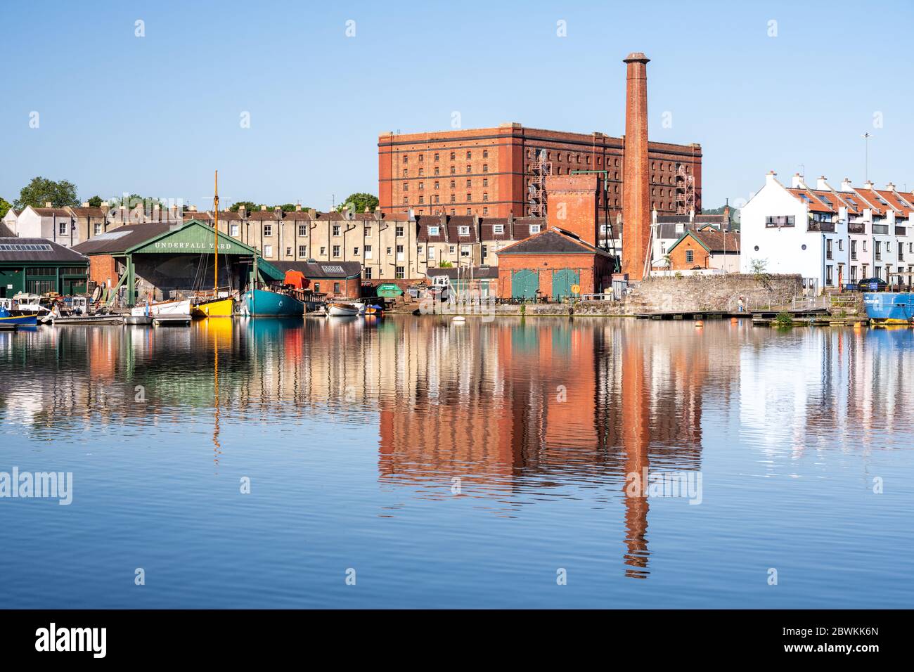 Bristol, Inghilterra, Regno Unito - 25 maggio 2020: Il sole splende sul The Underfall Yard e UN magazzino di obbligazioni sul porto galleggiante di Bristol. Foto Stock