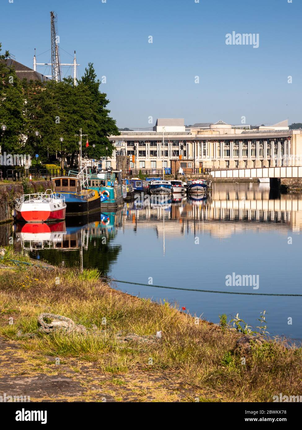 Bristol, Inghilterra, Regno Unito - 25 maggio 2020: Il sole di mattina splende su traghetti e case galleggianti ormeggiati sul Merchant's Quay accanto al ponte di Prince's Street su Brist Foto Stock