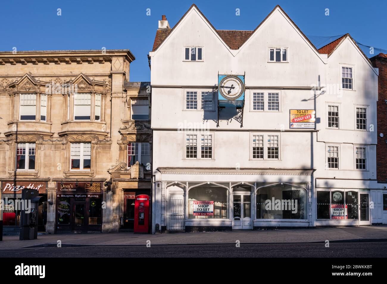 Bristol, Inghilterra, Regno Unito - 25 maggio 2020: La luce del mattino risplende sui tradizionali negozi e uffici della St Augustine's Parade nel centro di Bristol. Foto Stock