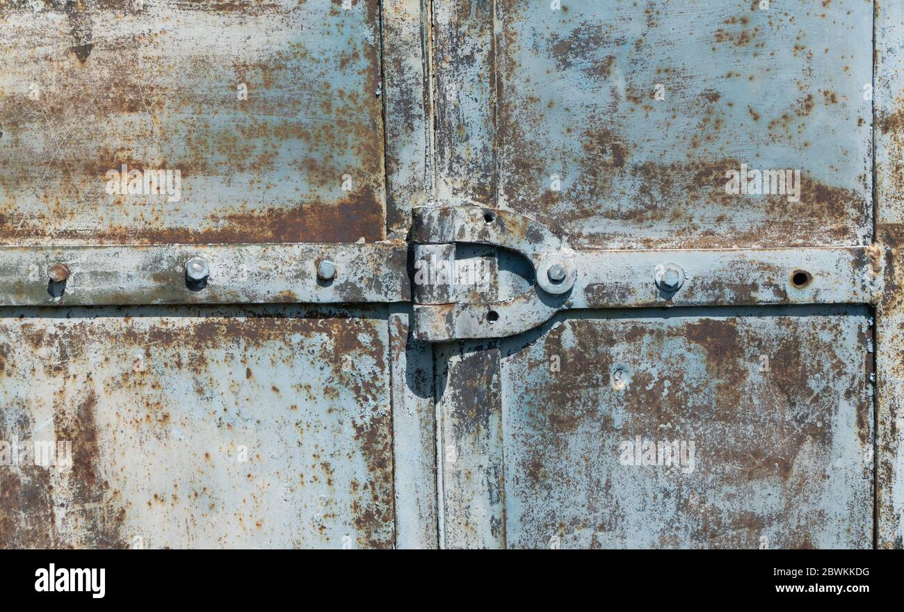cerniera su una porta in metallo arrugginito. sfondo in ferro vintage. Foto Stock
