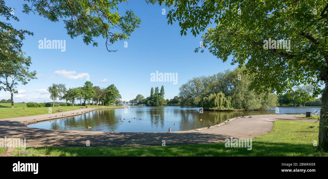 Vista panoramica estiva del lago nel Pontefract Park, nel West Yorkshire Foto Stock