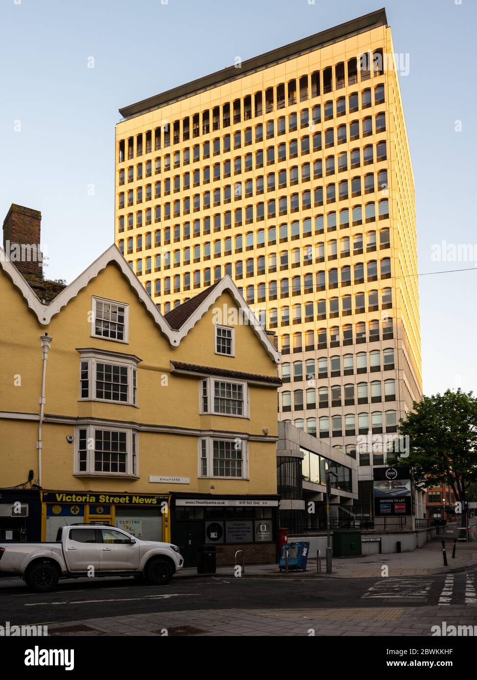 Bristol, Inghilterra, Regno Unito - 25 maggio 2020: La luce dell'alba cade sul moderno e alto edificio di Redcliffe Street dietro i tradizionali vecchi edifici sulla VI Foto Stock