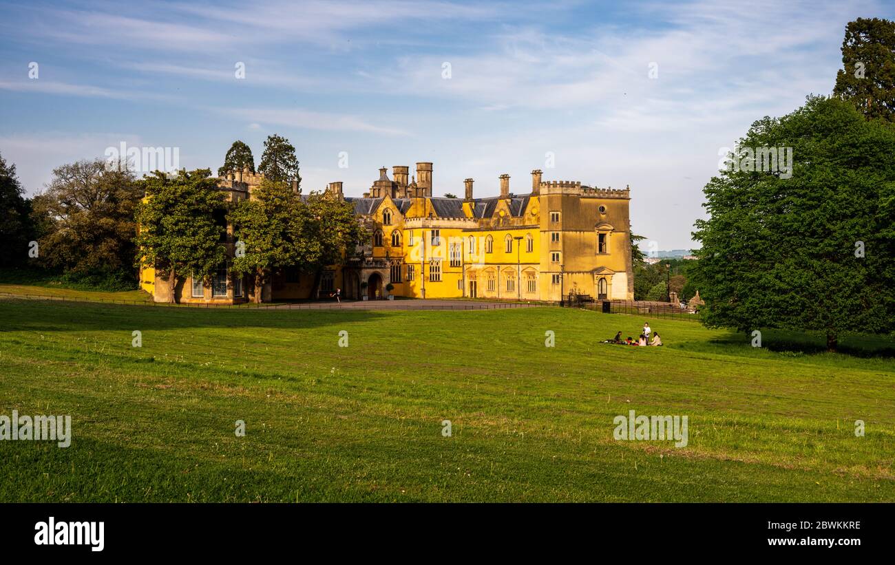 Bristol, Inghilterra, Regno Unito - 9 maggio 2020: La gente gioca a calcio e picnic nel parco accanto alla casa di residenza di Ashton Court a Bristol. Foto Stock