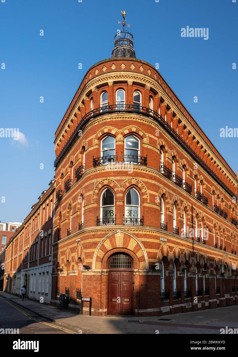 Bristol, Inghilterra, Regno Unito - 4 maggio 2020: Il sole splende sugli edifici di uffici in mattoni policromi nel caratteristico stile 'Bristol bizantino' su Victoria Street in Foto Stock