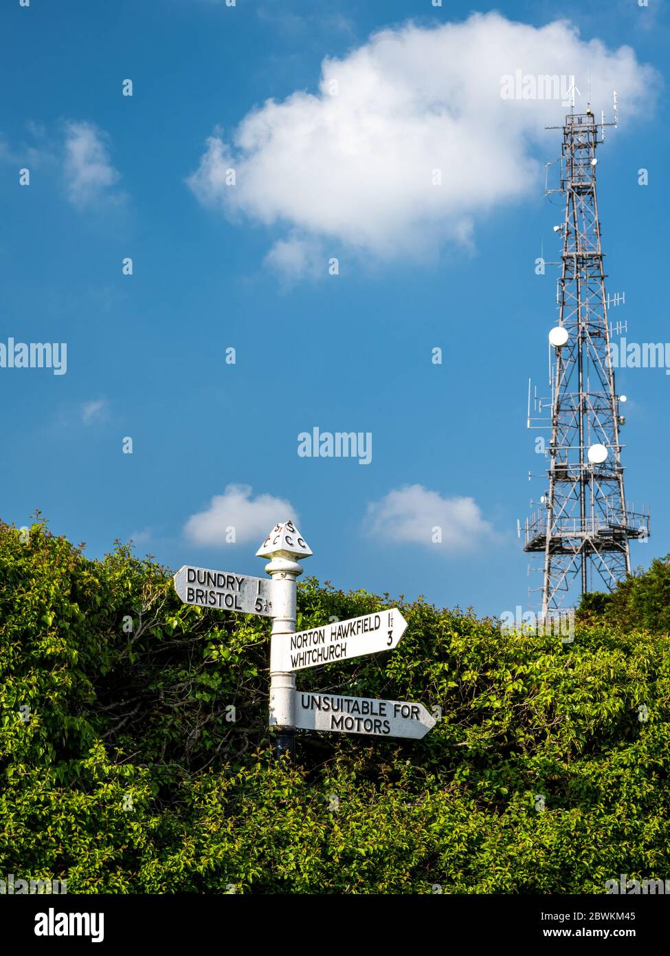 Dundry, Inghilterra, UK - 4 maggio 2020: Il sole splende su un tradizionale cartello con le indicazioni del Somerset su una corsia di campagna a East Dundry, con il Dundry Hi Foto Stock