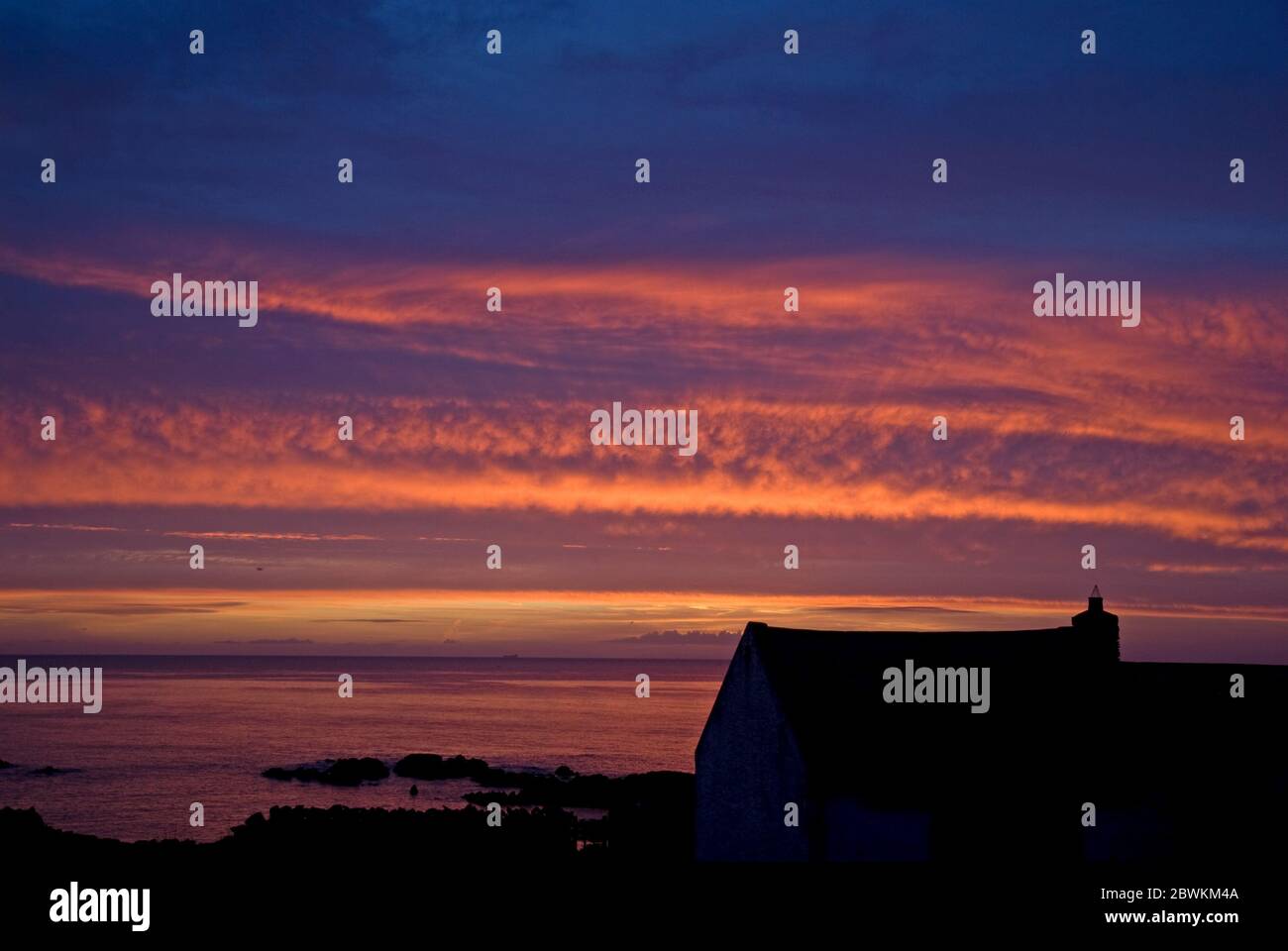 Tramonto sul Mare d'Irlanda dal Kearney Village, Irlanda del Nord Foto Stock