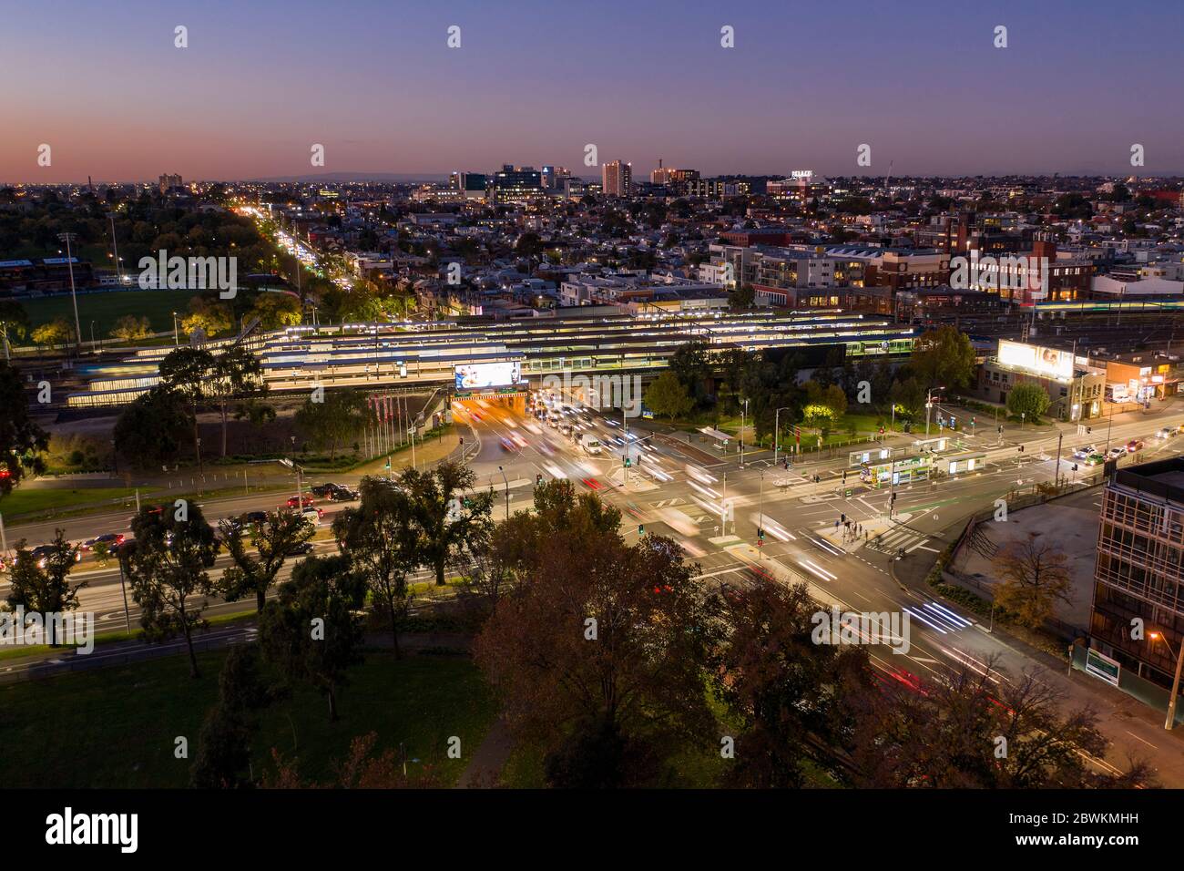 Melbourne Australia 15 Maggio 2020 : veduta aerea notturna della stazione di Richmond e di Hoddle Street a Melbourne, Australia Foto Stock