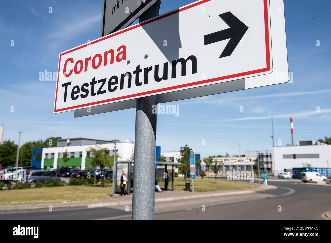 02 giugno 2020, bassa Sassonia, Göttingen: Un cartello con la scritta "Corona Test Center" può essere visto su un posto presso l'University Medical Center Göttingen (UMG). In diversi grandi partiti privati a Göttingen, diverse persone sono state infettate dal nuovo virus corona. Foto: Swen Pförtner/dpa Foto Stock