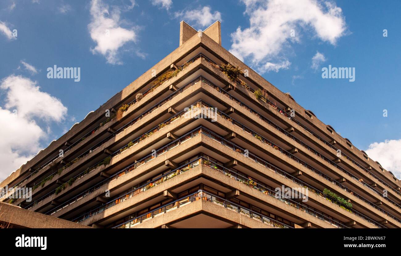 Londra, Inghilterra, Regno Unito - 17 febbraio 2013: Le piante appendono dai balconi della Willoughby House nel complesso di edifici di appartamenti Barbican Estate. Foto Stock