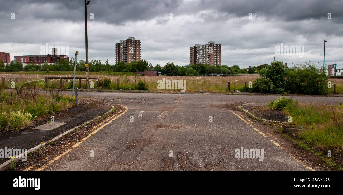 Salford, Inghilterra, Regno Unito - 16 giugno 2012: I blocchi di torre di alloggiamento del consiglio di alto aumento si innalzano dietro il terreno di spreco durante la rigenerazione del Neigh di Middlewood Locks Foto Stock