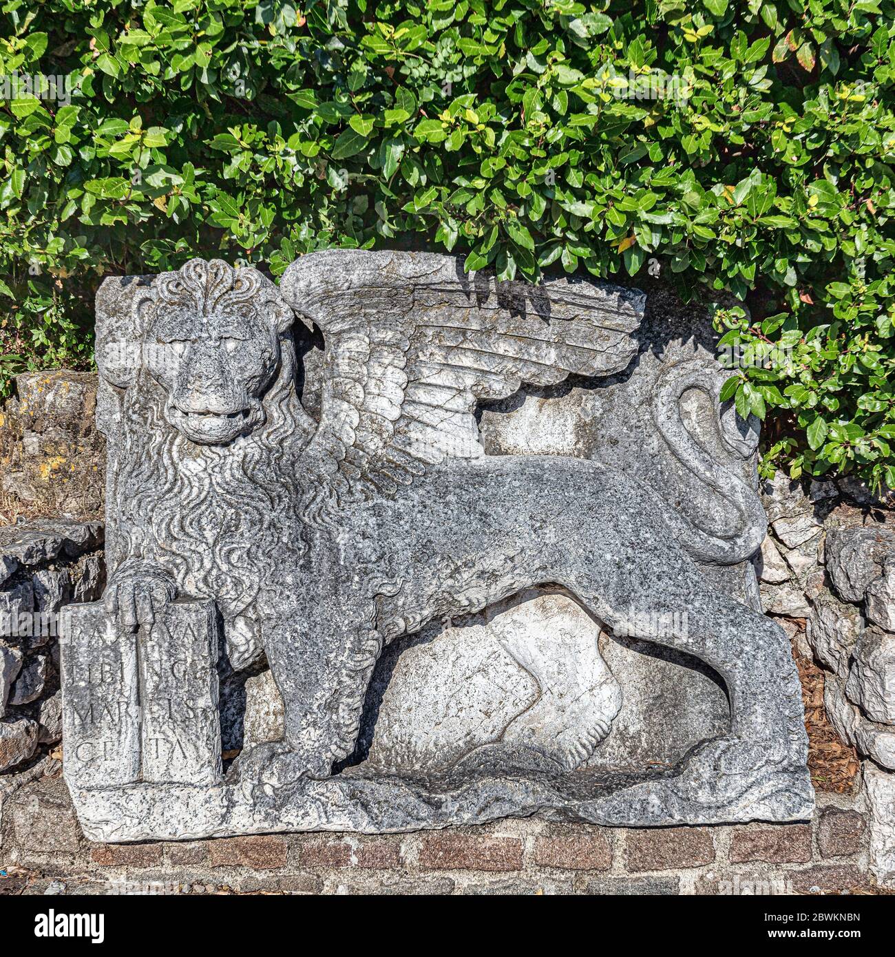 Leone di pietra alato veneziano di san Marco scultura all'ingresso del castello di Trsat Rijeka Croazia Foto Stock