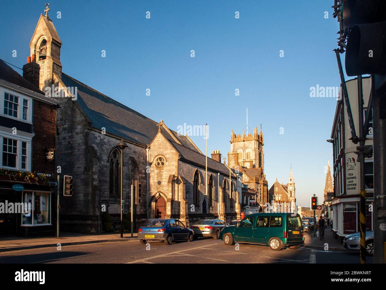 Dorchester, Inghilterra, Regno Unito - 23 marzo 2011: Code di traffico accanto alle chiese e agli edifici civili su High West Street a Dorchester, la Dorset County Town Foto Stock