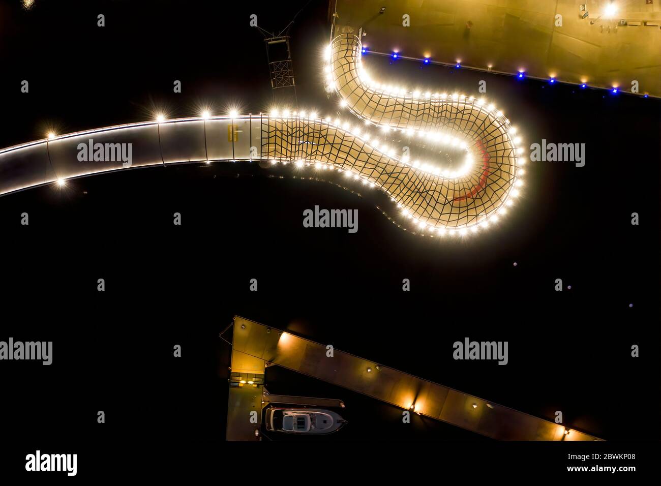 Melbourne Australia 18 Maggio 2020 : veduta aerea del ponte Webb nel quartiere docklands di Melbourne di notte Foto Stock