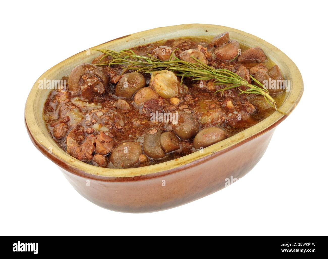 Bourguignon di manzo con sugo di vino rosso, funghi e scalogni in un rustico piatto da forno isolato su sfondo bianco Foto Stock