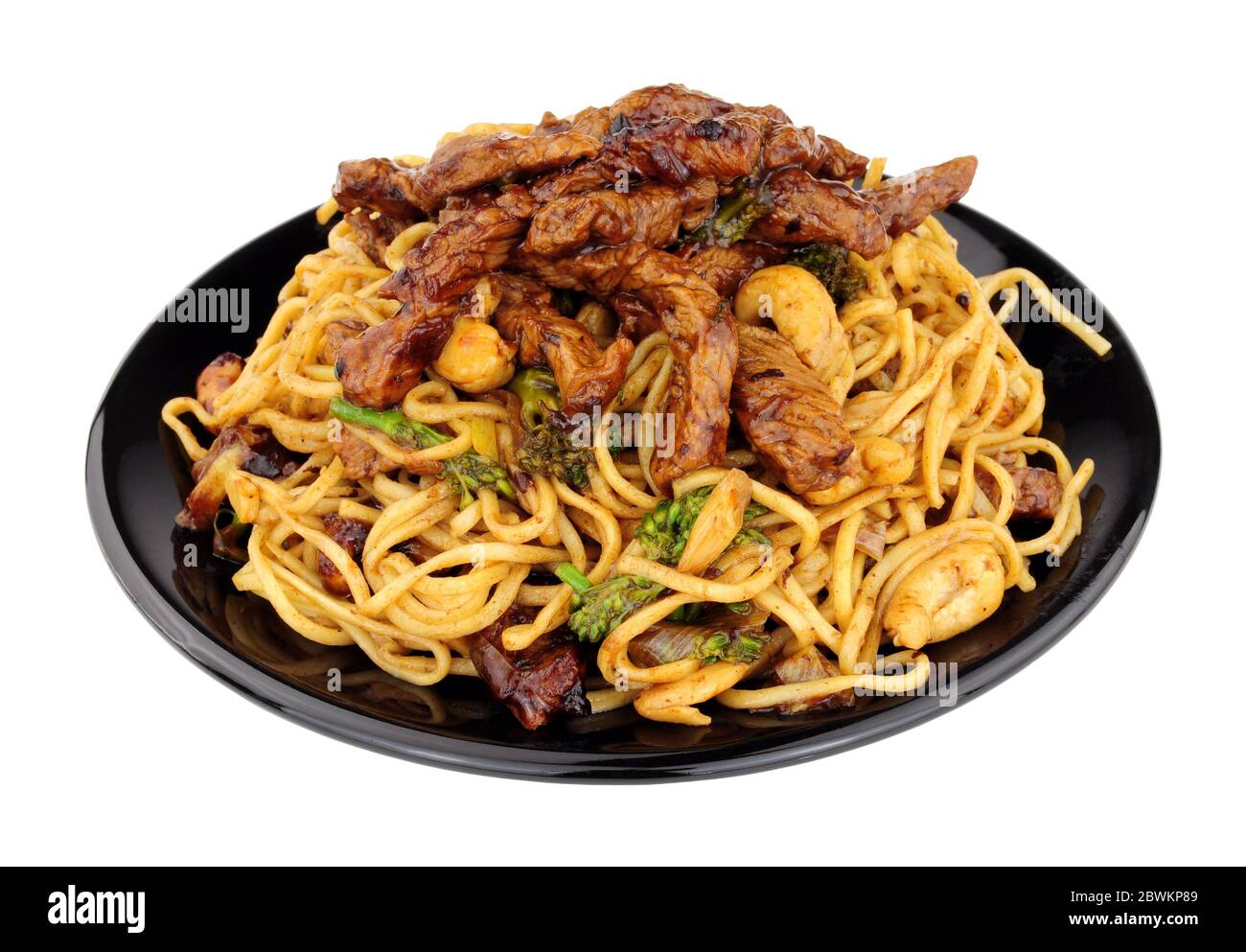 Manzo in salsa di fagioli neri con tagliatelle all'uovo e farina di noci di anacardi isolato su sfondo bianco Foto Stock