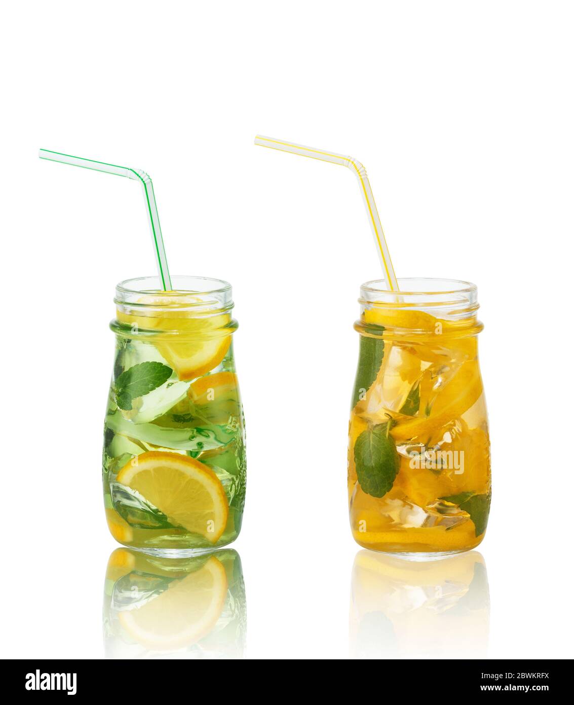 Cocktail di frutta fresca con paglia su sfondo bianco. Foto Stock