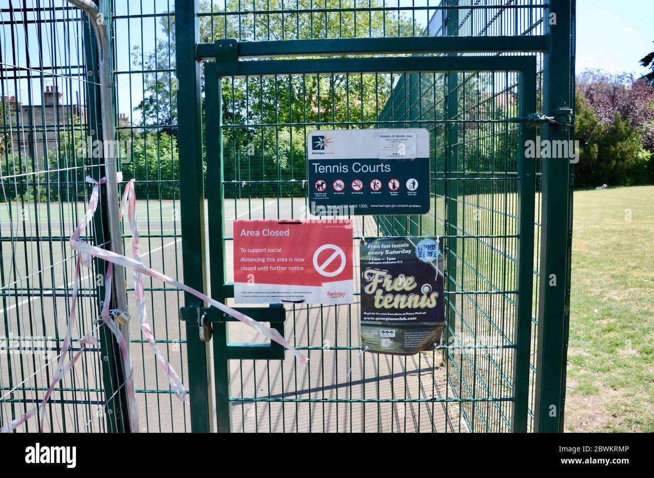 campi da tennis chiusi a chiave al priory park crouch end london england covid 19 pandemic 2020 Foto Stock