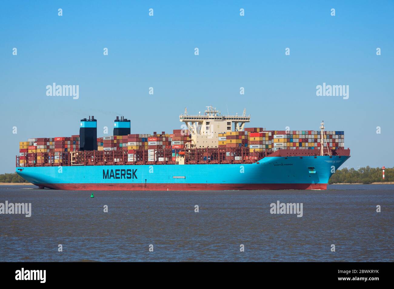 Stade, Germania - 22 aprile 2020: Nave-container MORTEN MÆRSK sul fiume Elba in direzione di Amburgo. È una delle 31 navi di Maersk Triple e-class container t Foto Stock