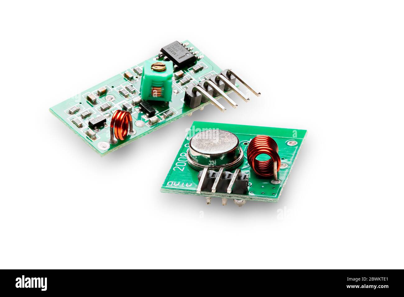 Moduli ricevitore e trasmettitore radio UHF Micro 433 MHz isolati su sfondo bianco Foto Stock