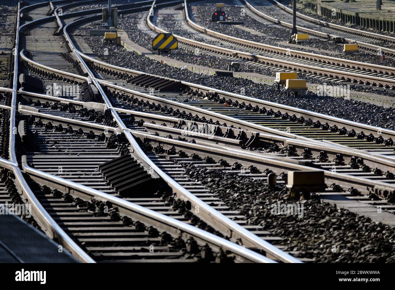 Numerosi binari ferroviari e interruttori vicino alla stazione principale, concetto per trovare la giusta direzione nella vita e nel lavoro, messa a fuoco selezionata, profondità ridotta di Foto Stock