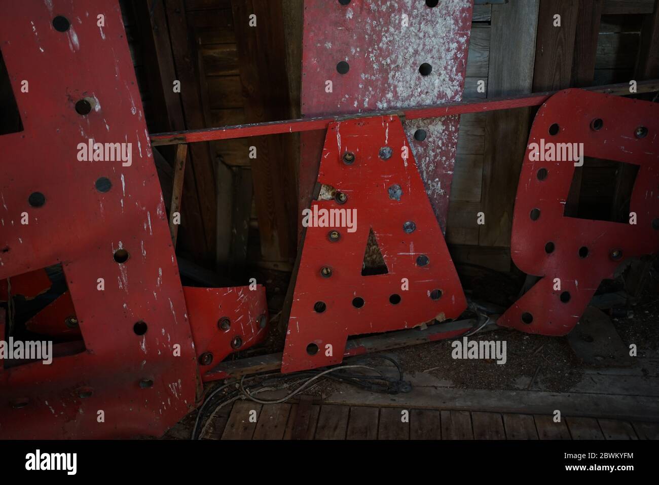 Vecchio arrugginito polveroso rosso antico vintage luce pubblicità con stagno numero 9 e lettera A. Foto Stock