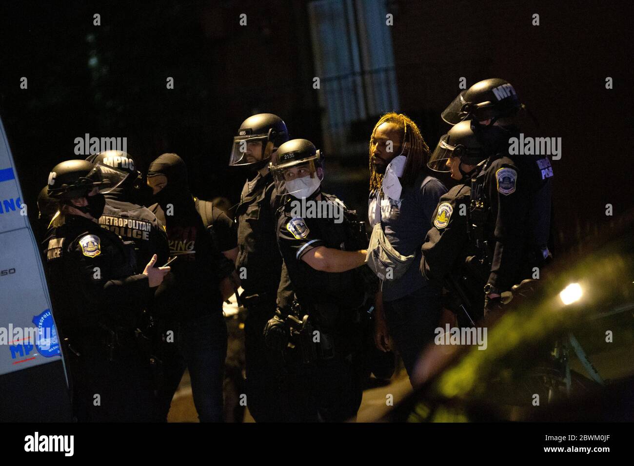 Un dimostratore viene mosso dalla polizia durante una protesta a Washington, DC, USA, lunedì 1 giugno 2020, dopo la morte di un uomo nero disarmato per mano della polizia del Minnesota il 25 maggio 2020. Più di 200 forze di polizia militari attive sono state dispiegate a Washington, DC dopo tre giorni di proteste. Credit: Stefani Reynolds/CNP /MediaPunch Foto Stock