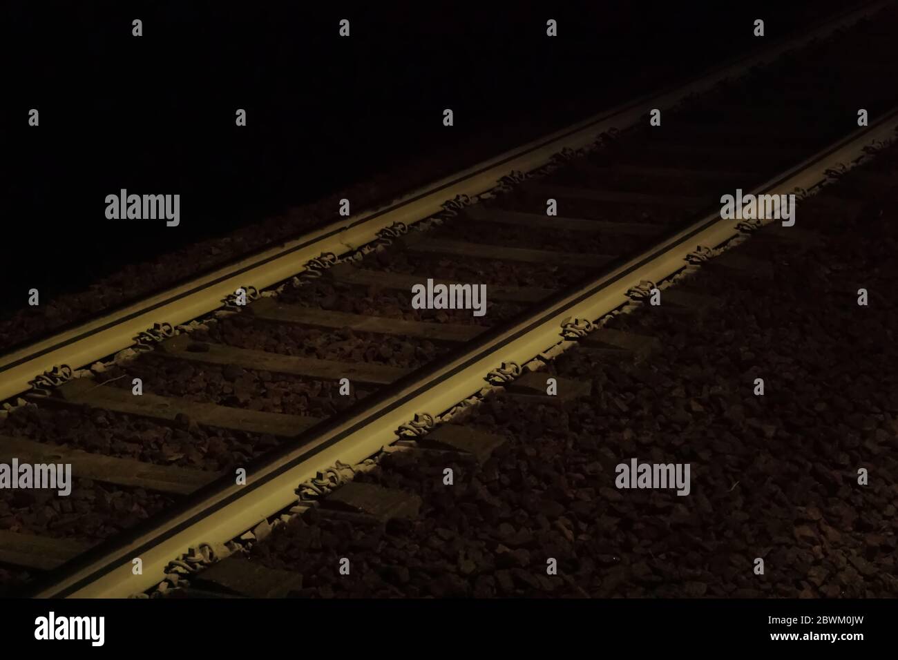Treno scuro di notte. Zoom in foto. Foto Stock