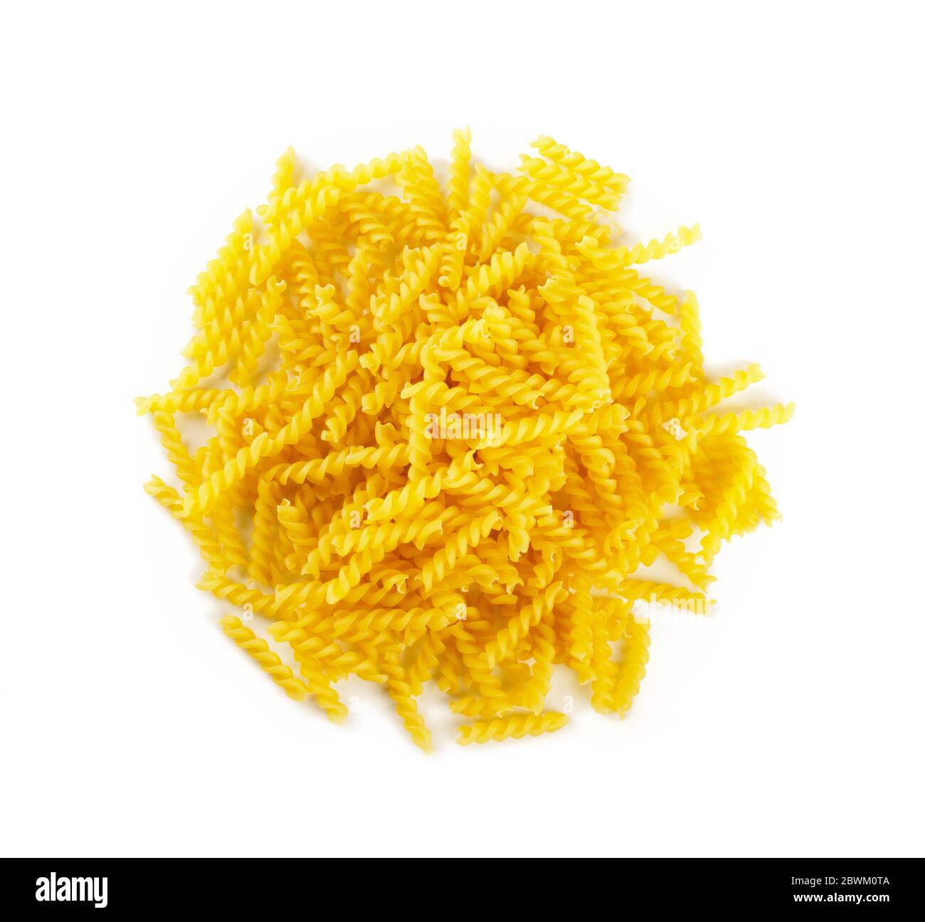 Fusilli pasta spiralata senza cottura isolata su fondo bianco Foto Stock