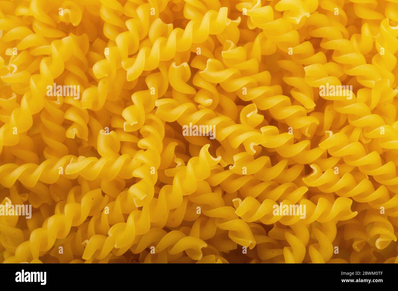 Fusilli pasta spirale fondo primi piano texture Foto Stock