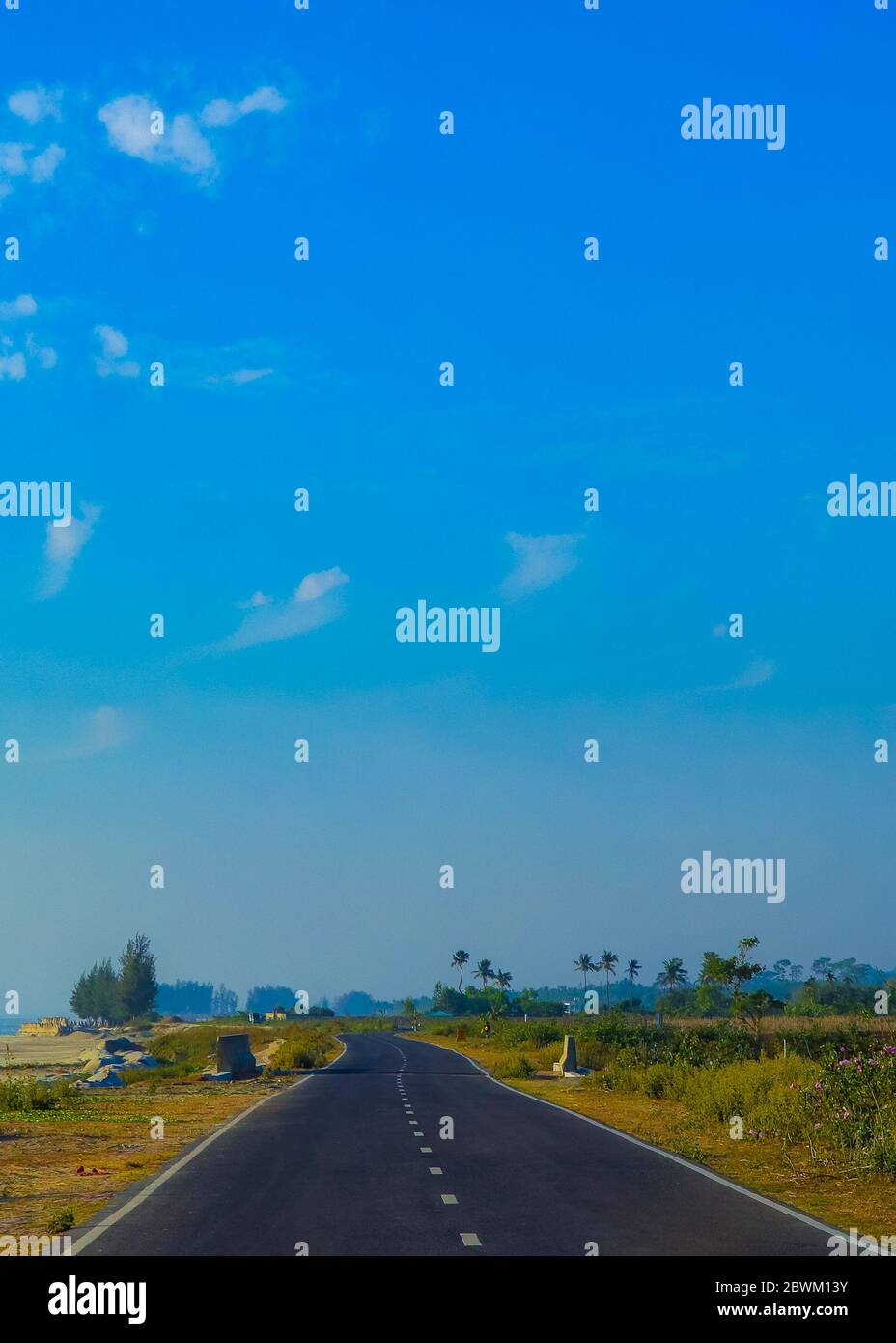Vista verticale di Marine Drive da Cox's Bazar a Tekhnaf. Fuoco selettivo sul soggetto. Messa a fuoco selettiva in primo piano. Sfocatura dello sfondo. Foto Stock