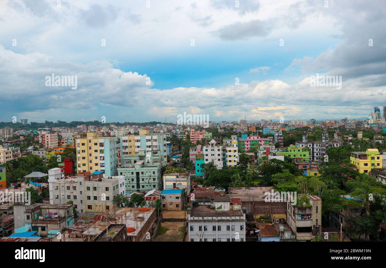 Vista panoramica di una città dall'alto. Chittagong. Bangladesh fuoco selettivo sul soggetto. Messa a fuoco selettiva in primo piano. Sfocatura dello sfondo Foto Stock