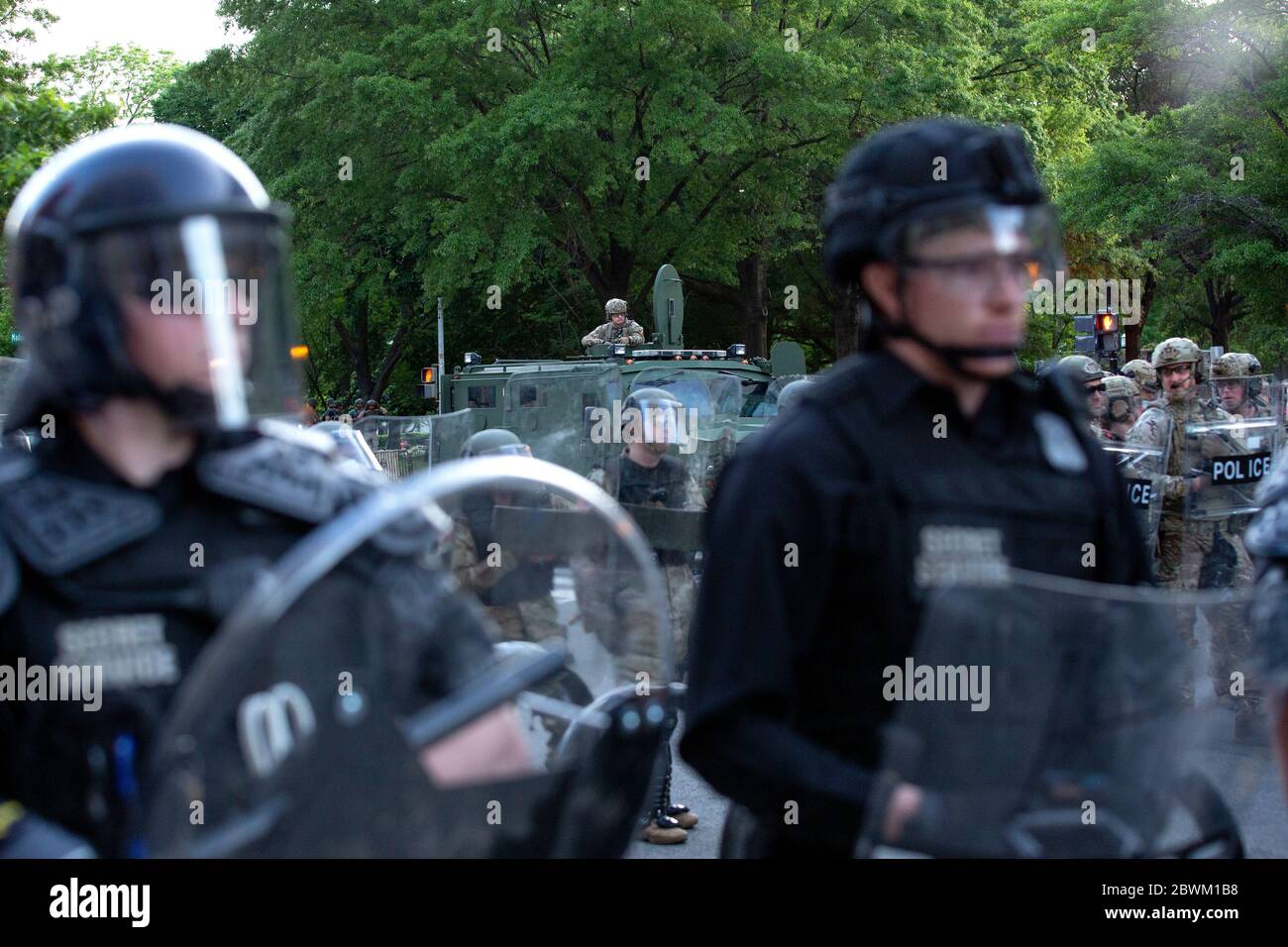 La polizia e la polizia militare si allineano per la strada durante una protesta nei pressi della Casa Bianca a Washington, DC, USA, lunedì 1 giugno 2020, dopo la morte di un uomo nero disarmato per mano della polizia del Minnesota il 25 maggio 2020. Più di 200 forze di polizia militari attive sono state dispiegate a Washington, DC dopo tre giorni di proteste. Credit: Stefani Reynolds/CNP /MediaPunch Foto Stock