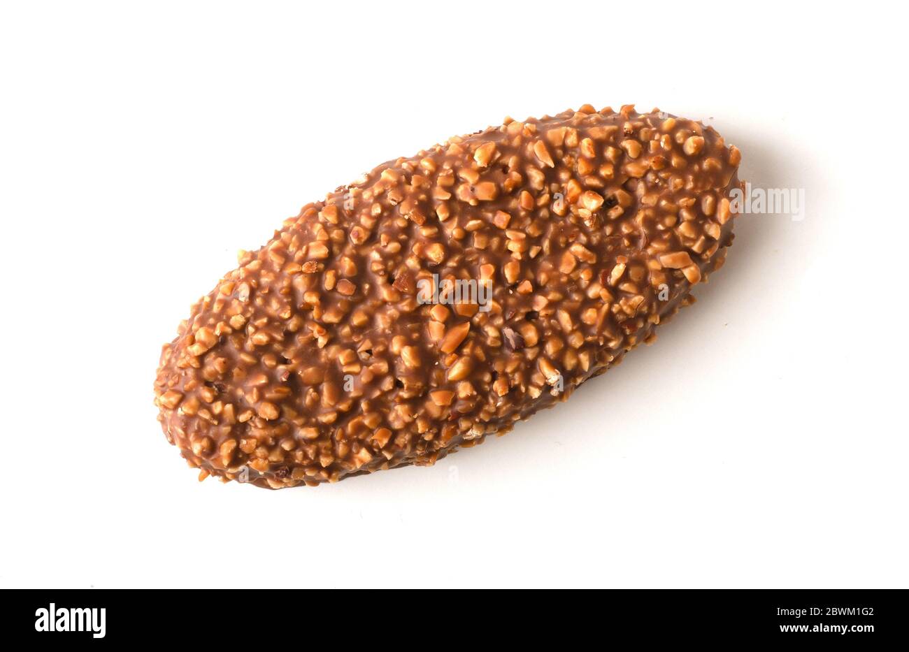 Barretta di cioccolato al latte con nocciola e mandorla isolate su sfondo bianco Foto Stock