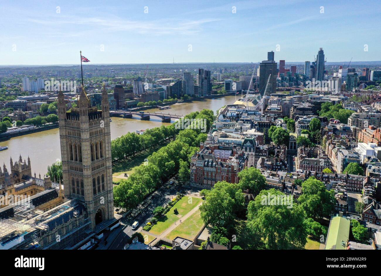 Una vista aerea del centro di Londra che mostra la Victoria Tower presso il Palazzo di Westminster (a sinistra) e i Victoria Tower Gardens che si snodano lungo Millbank, Abingdon Street Gardens e Great College Street e Westminster School (in basso a destra) Lambeth Bridge che conduce al Lambeth Palace (a sinistra) e Vauxhall Bridge (in alto a destra). Foto Stock