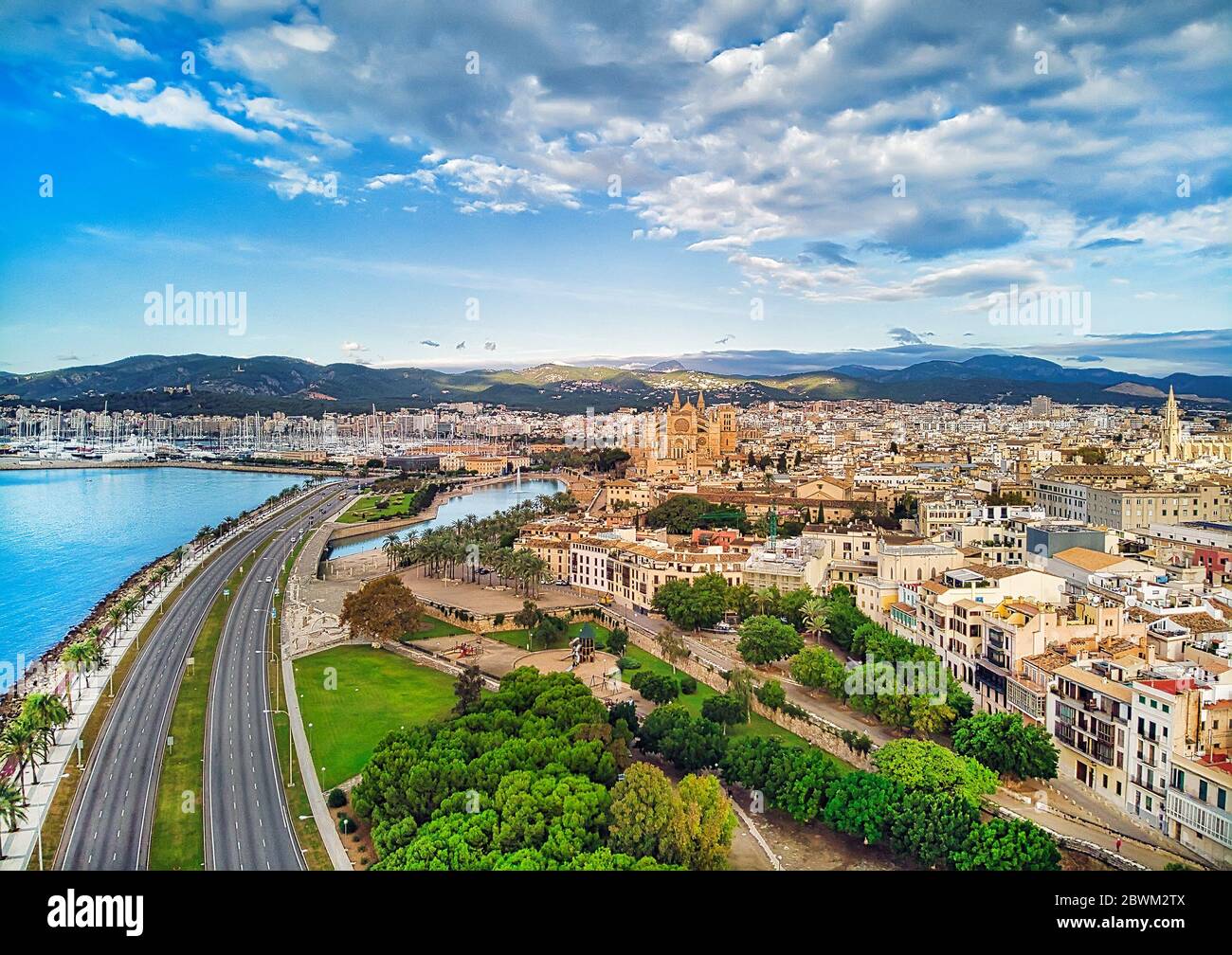 Antenna vista drone Maiorca cityscape, strada lungo la costa del mar Mediterraneo e la famosa cattedrale di Palma de Mallorca o Le Seu. Spagna Foto Stock