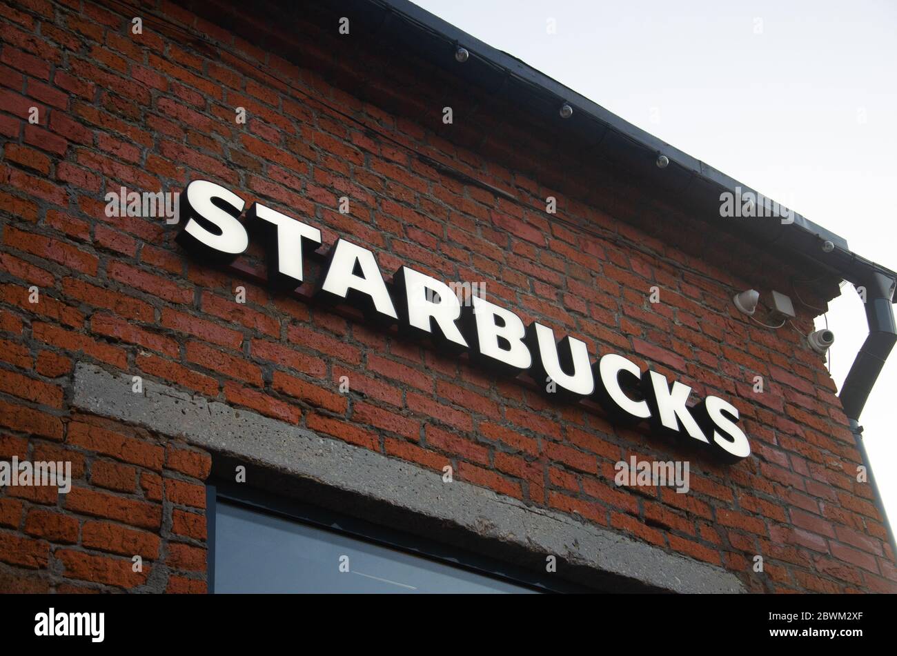 Mosca, Russia - 28 luglio 2018: Le famose filiali di Starbucks a Mosca. Logo Starbucks segno su una parete di mattoni primo piano. Foto Stock