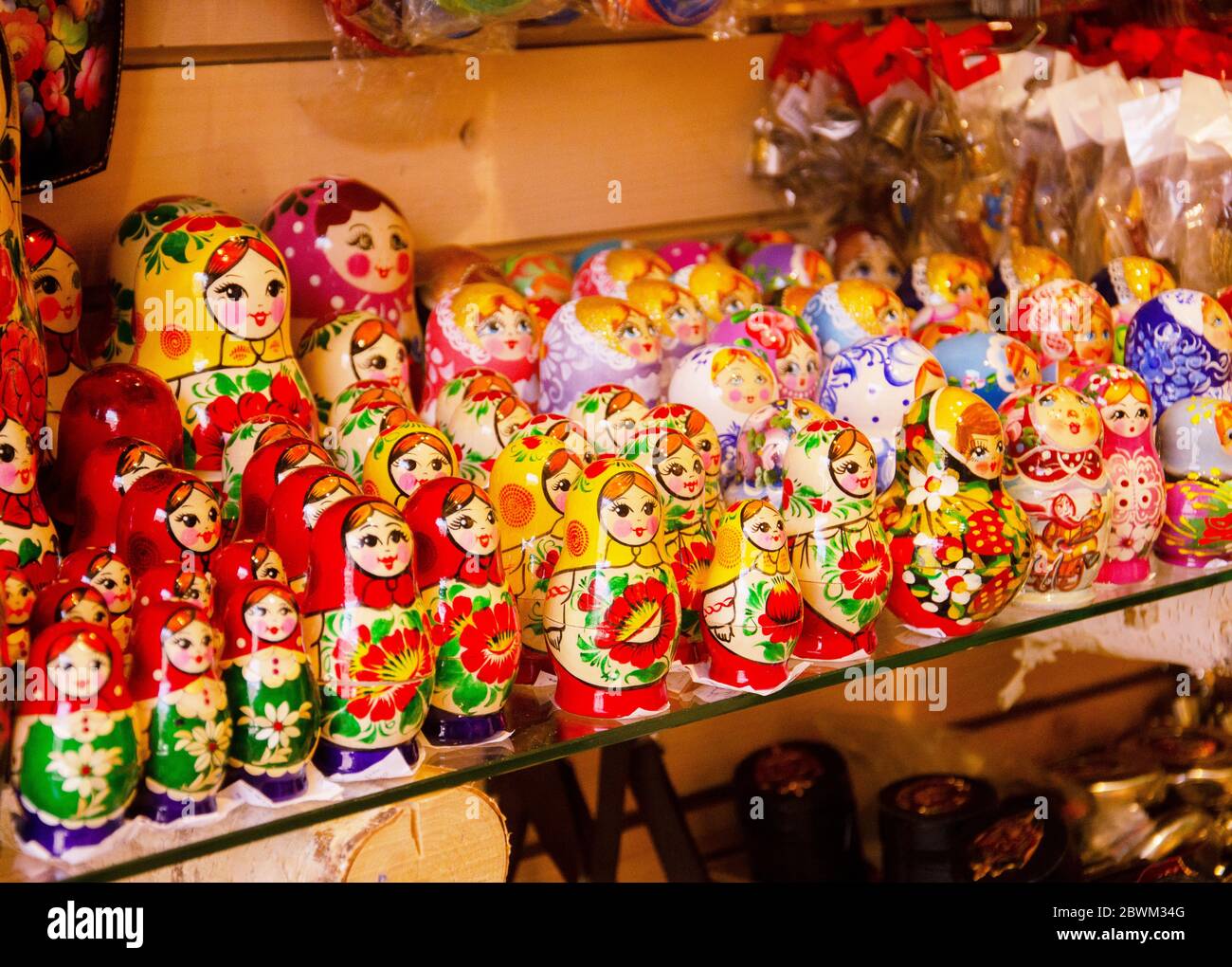 Matryoshka è un souvenir nazionale russo. Bambole di legno russo matryoshka in mostra di matryoshka tradizionale russa colorata in negozio di articoli da regalo. Foto Stock