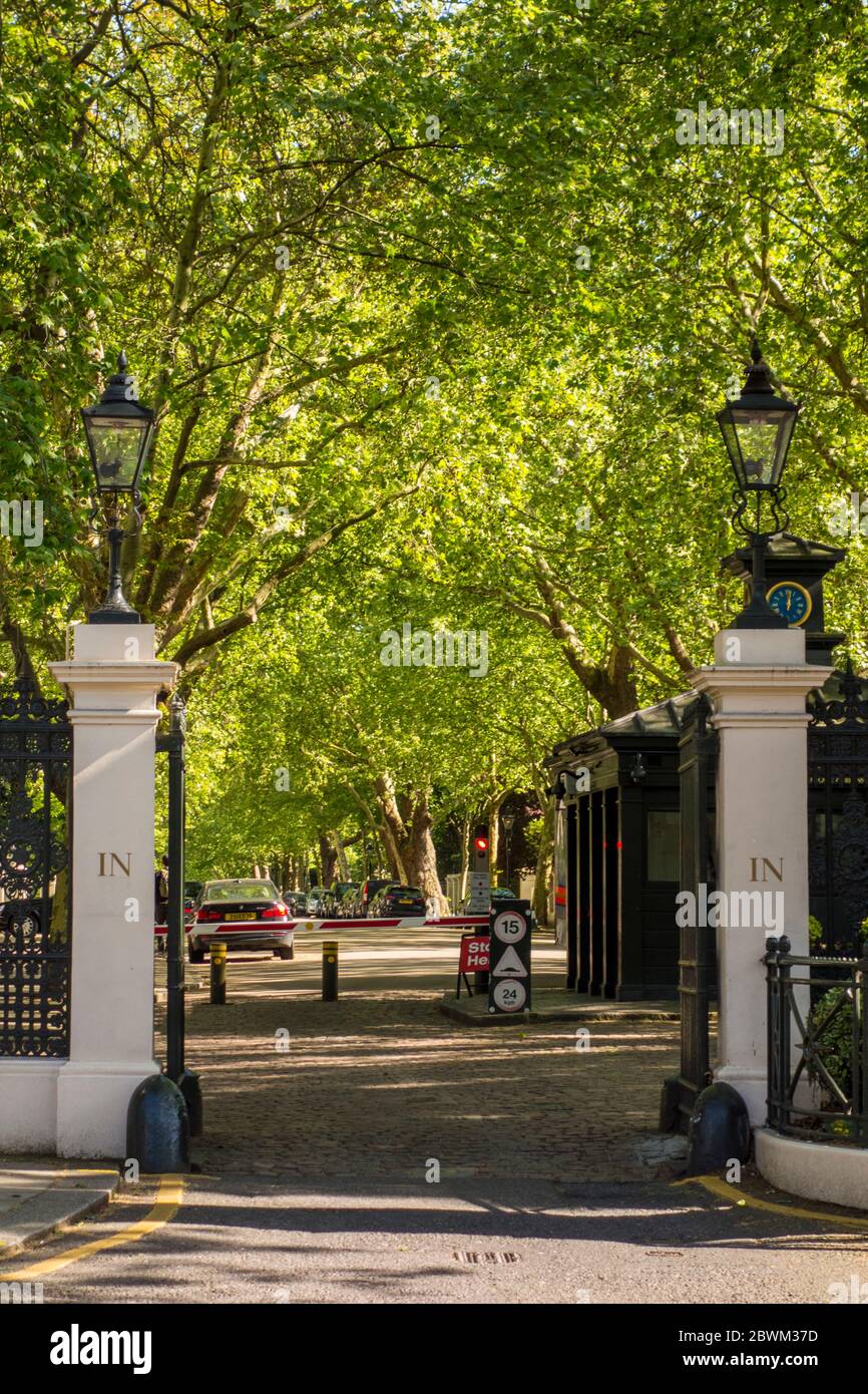 Le porte d'ingresso nord ai Kensington Palace Gardens, Bilionaires Row, da Notting Hill Gate, Londra, Regno Unito Foto Stock