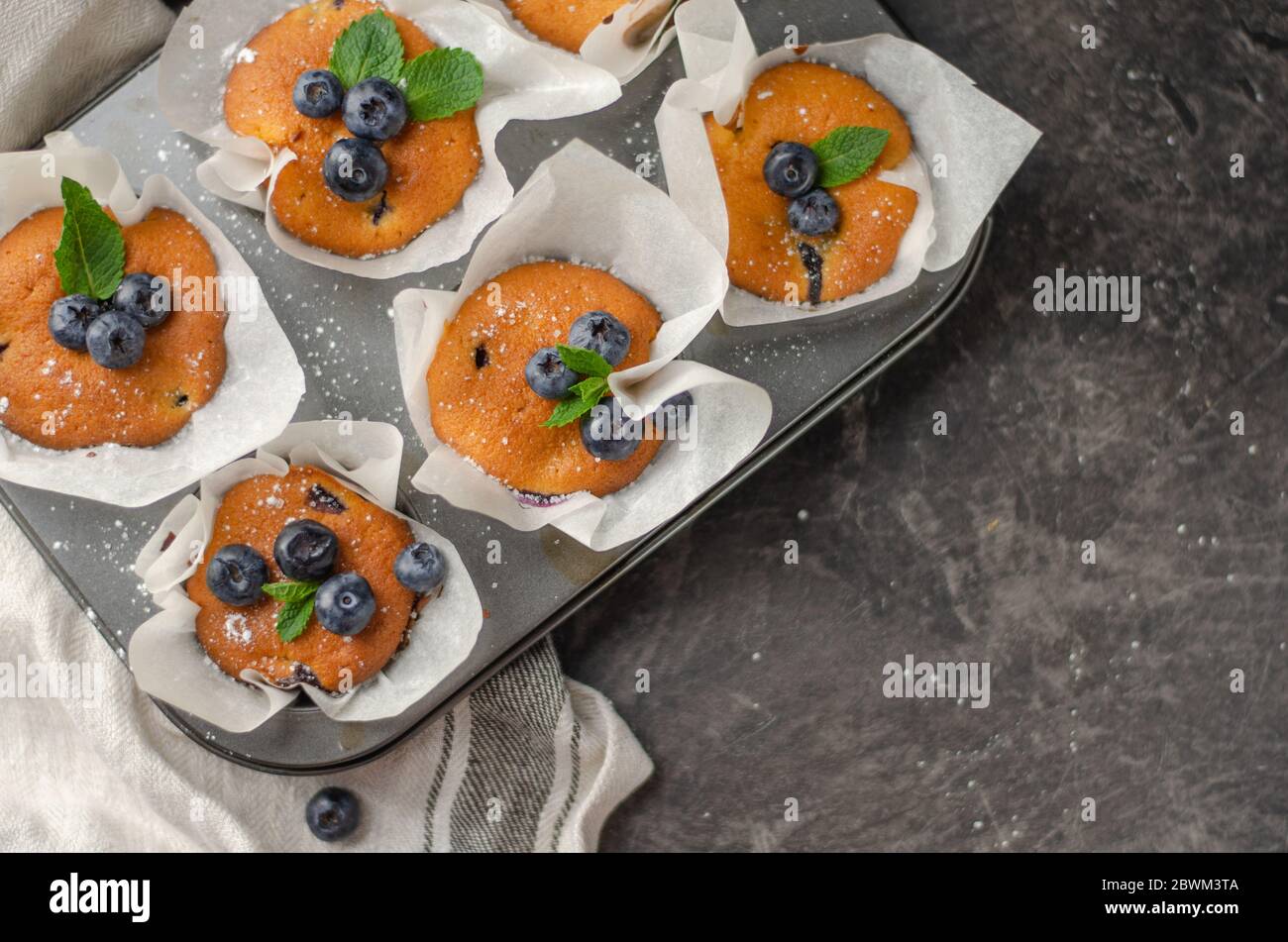 Muffin fatti in casa ai mirtilli con frutti di bosco su un tavolo Foto Stock