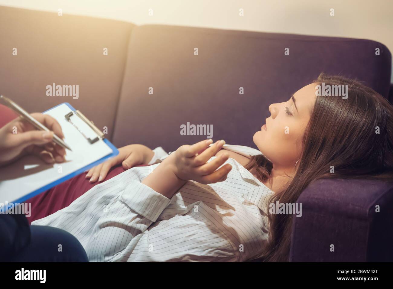 Salute mentale, psicologa che consulta giovane donna depressa. PTSD e altri problemi psicologici. Foto Stock