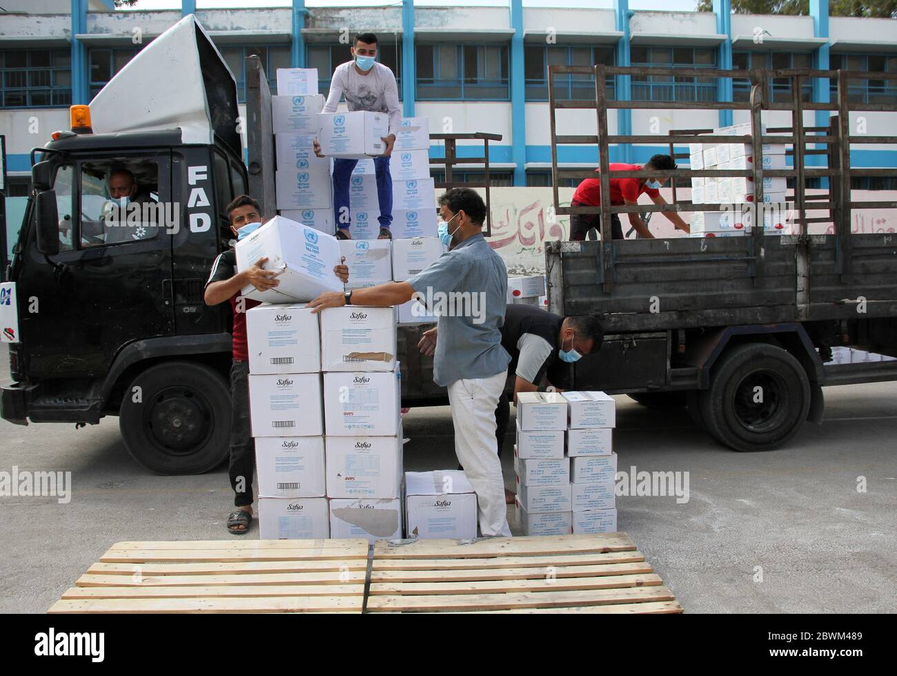 (200602) -- GAZA, 2 giugno 2020 (Xinhua) -- i lavoratori scaricano il cibo fornito dall'Agenzia delle Nazioni Unite per il soccorso e l'occupazione dei profughi palestinesi (UNRWA) in un campo profughi nella città di Gaza, 2 giugno 2020. (Foto di Rizek Abdeljawad/Xinhua) Foto Stock
