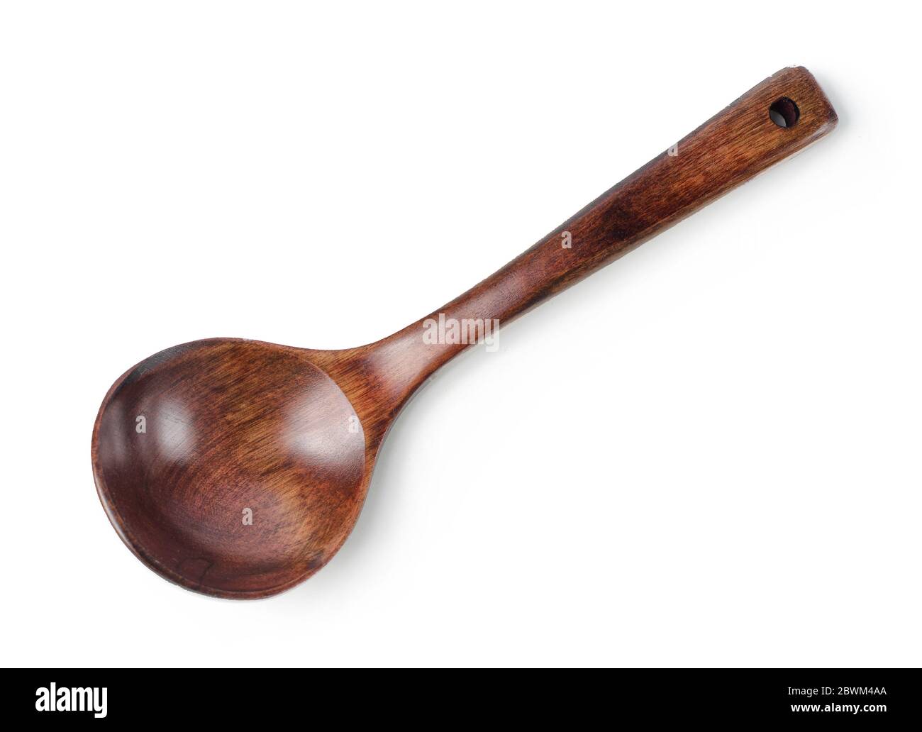 Nuovo cucchiaio di legno rosso pulito isolato su sfondo bianco Foto Stock