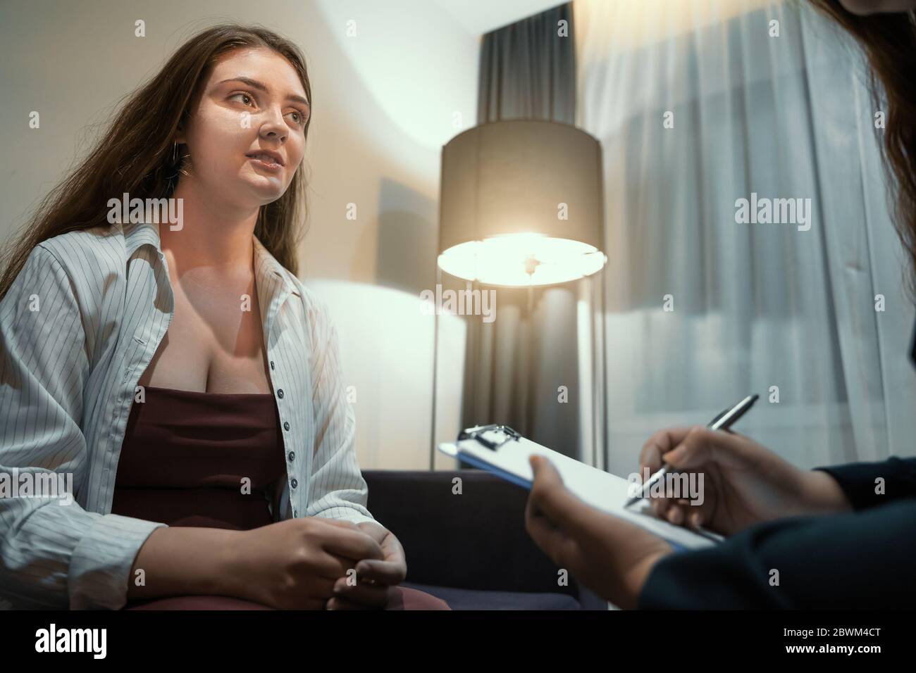 Salute mentale, psicologa che consulta giovane donna depressa. PTSD e altri problemi psicologici. Foto Stock