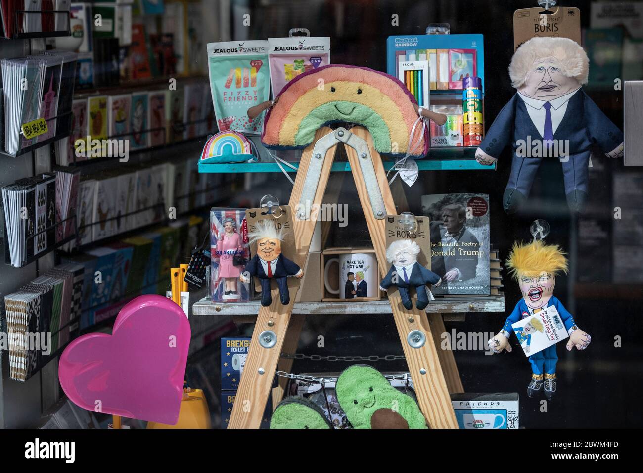 Il primo ministro britannico Boris Johnson e il presidente degli Stati Uniti Donald Trump commerciano merci in una vetrina nel centro di Londra, Inghilterra, Regno Unito Foto Stock