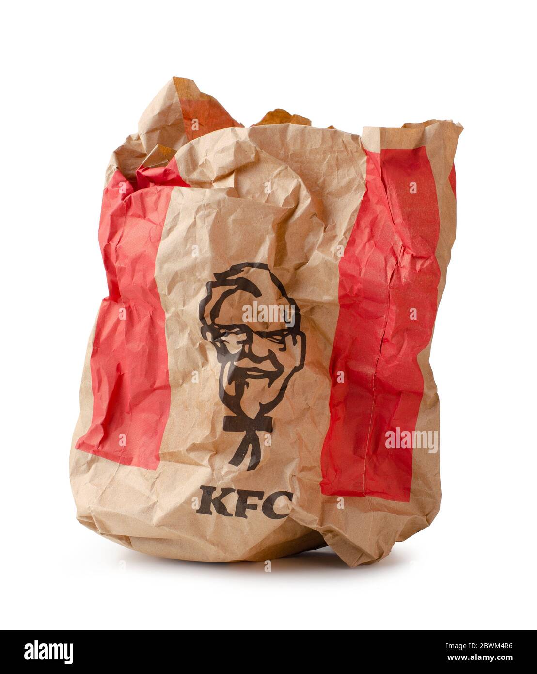 Mosca, Russia. 15.12.2019. Sacchetto di carta crumpled di pollo fritto del Kentucky isolato su uno sfondo bianco. KFC è una catena di ristoranti fast food con sede principale Foto Stock