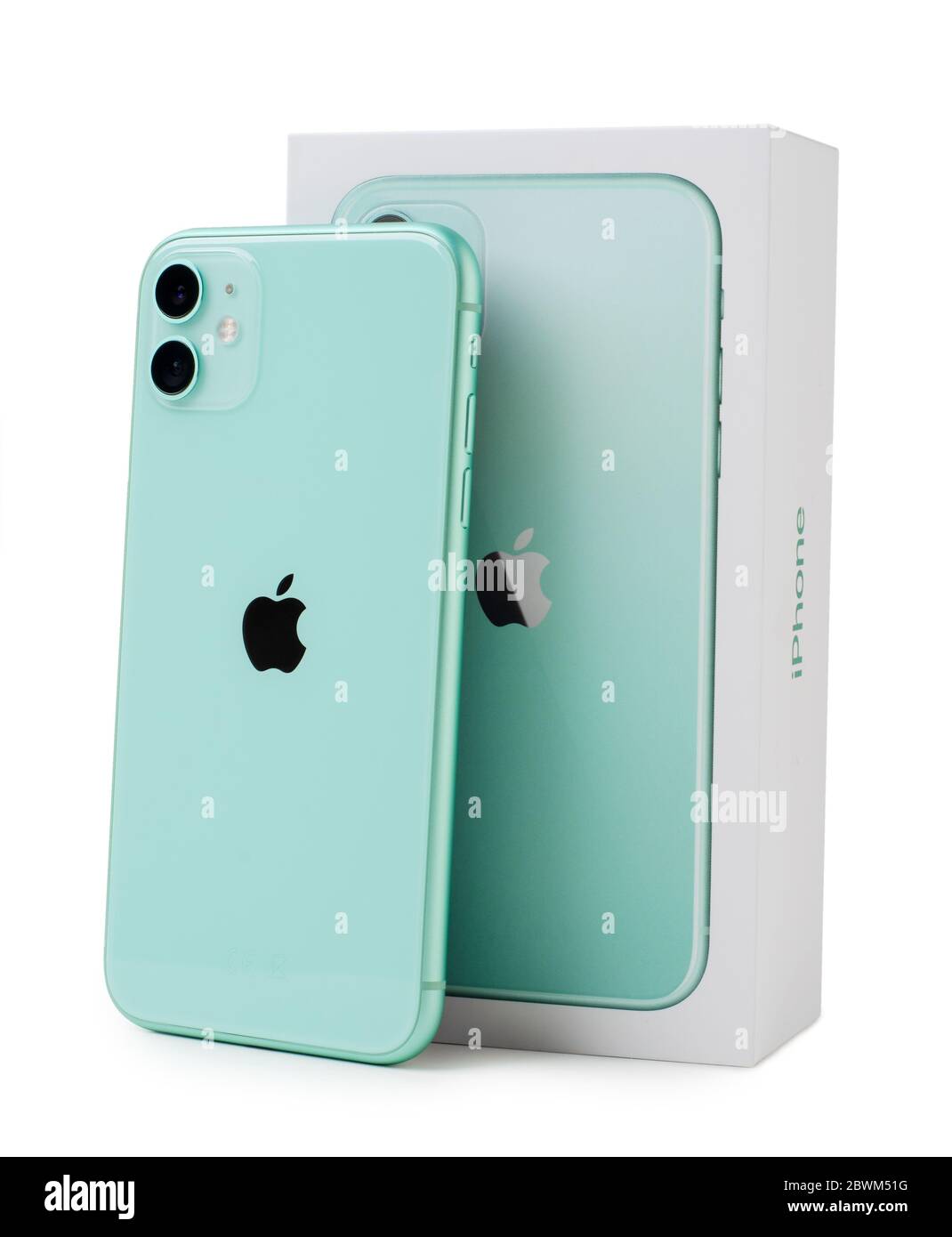 Mosca, Russia - 18 gennaio 2020: Apple verde iPhone 11 con scatola isolata su sfondo bianco. Primo piano di un nuovo smartphone Apple e di una scatola fr Foto Stock