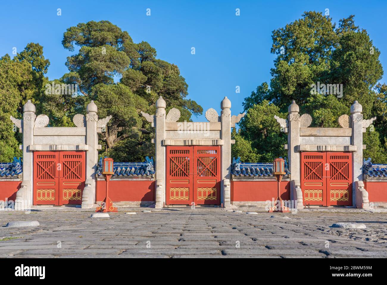 PECHINO, CINA - 24 NOVEMBRE: Tradizionali porte cinesi nel Tempio del Paradiso, una storica destinazione turistica il 24 novembre 2019 a Pechino Foto Stock