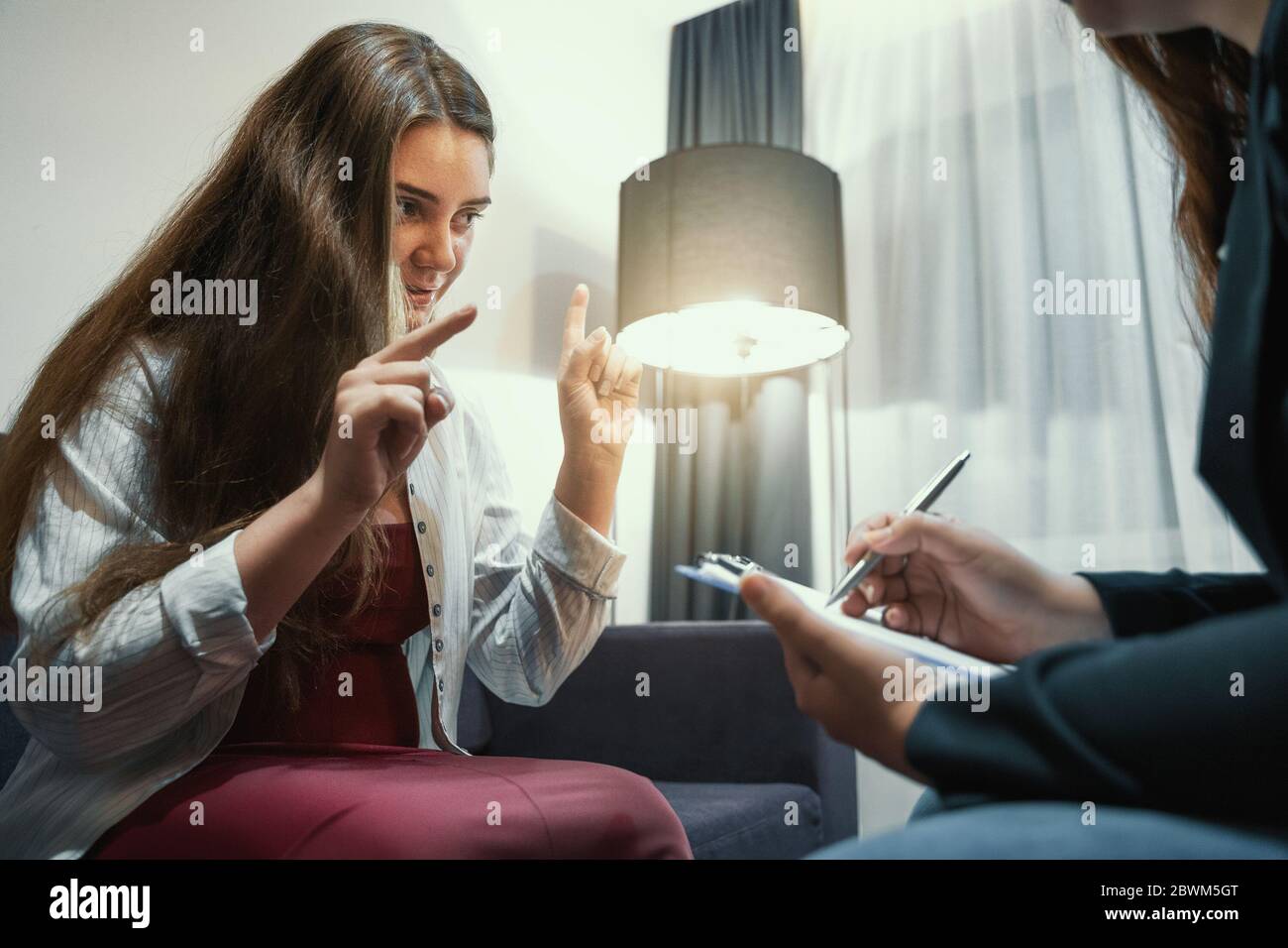 Salute mentale, psicologa che consulta giovane donna depressa. PTSD e altri problemi psicologici. Foto Stock